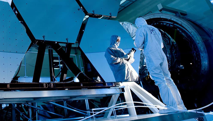 2 people by space equipment