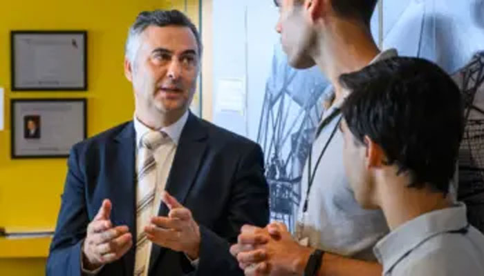 Photo of Portuguese Minister of Education, Science with students